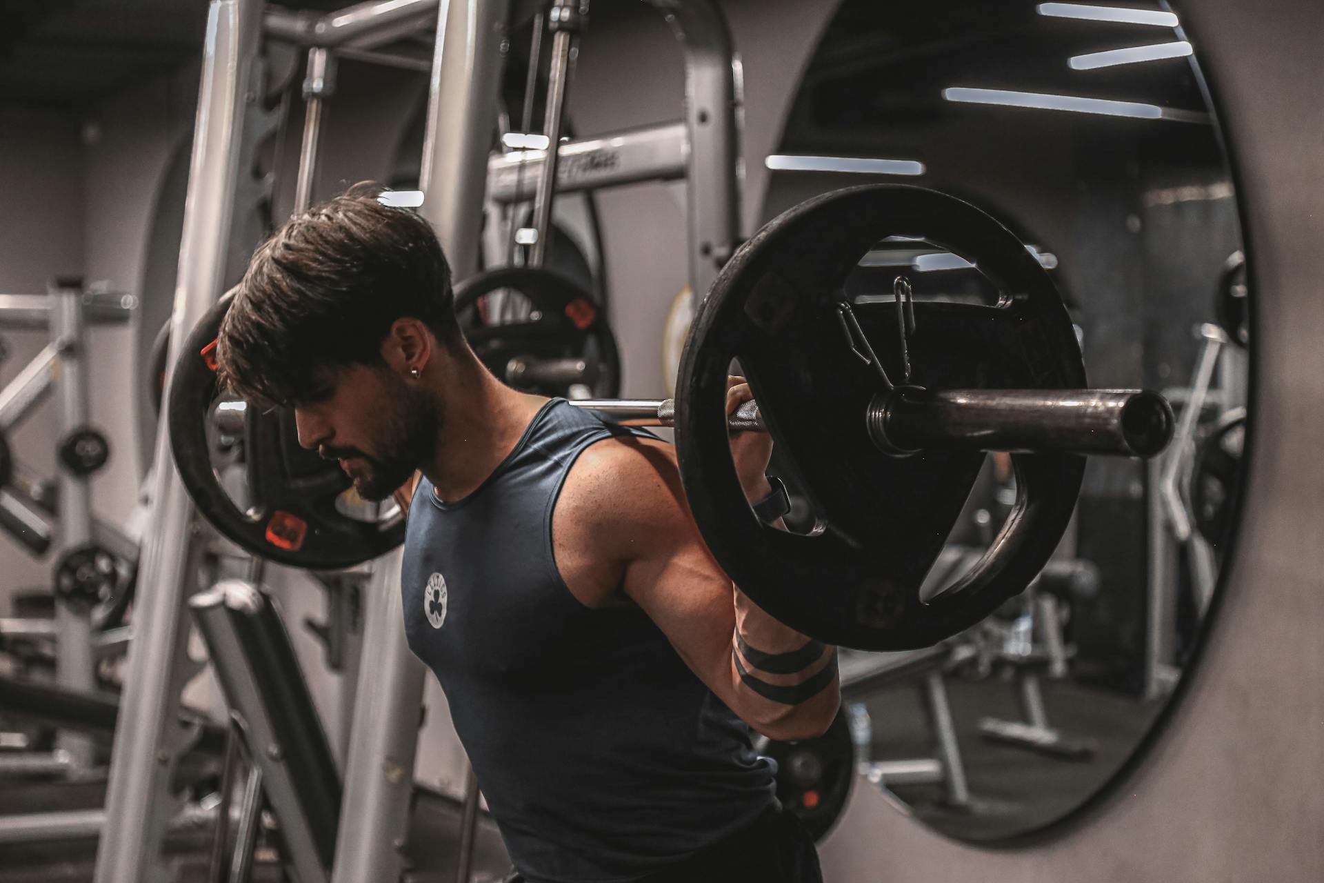 A man do hack squat on smith machine
